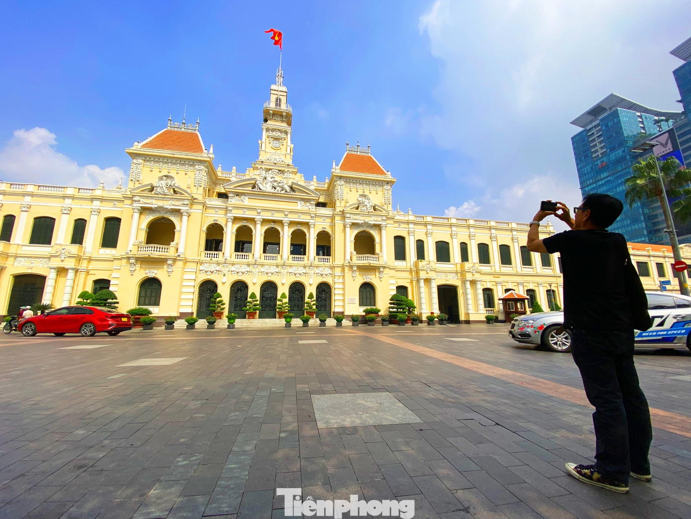 Trước tình trạng này, Chủ tịch UBND TPHCM Phan Văn Mãi đã chỉ đạo nghiên cứu các giải pháp nhằm đảm bảo an toàn giao thông mặt đường Lê Thánh Tôn và Nguyễn Huệ, quận 1.