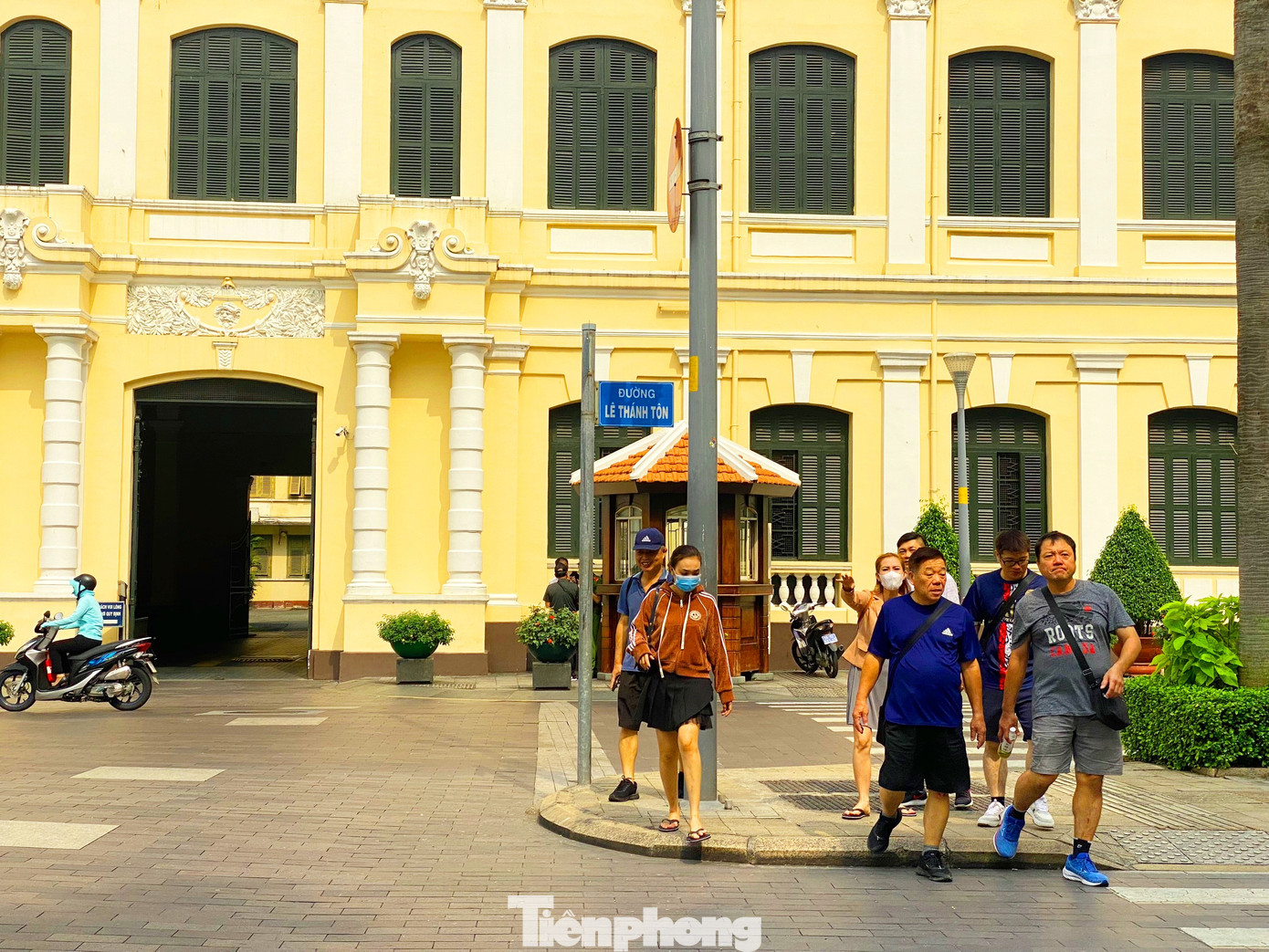 Những năm qua, hạng mục lát đá trên đường và vỉa hè đường Nguyễn Huệ và Lê Thánh Tôn đã giải quyết đáng kể vấn đề đi lại cho người dân cũng như tạo tiện lợi cho sự tham quan của du khách trong và ngoài nước.