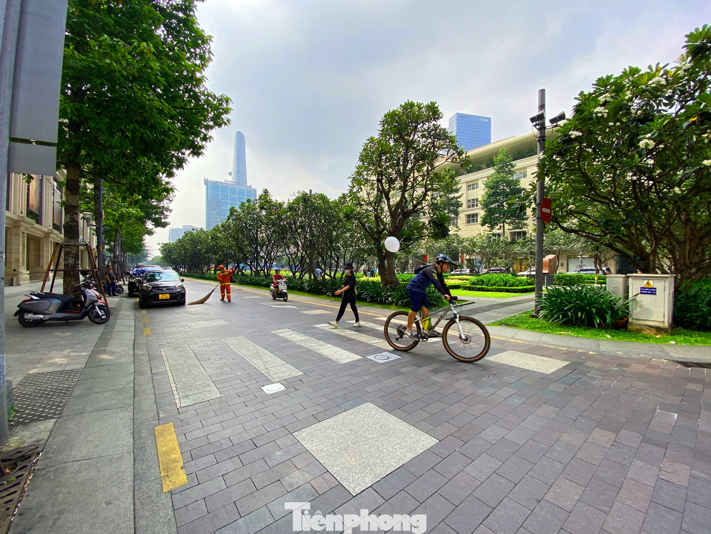 Mỗi viên đá lát trên các tuyến đường này dày 8 cm, trên vỉa hè dày 6 cm và có độ bền sử dụng hàng trăm năm.