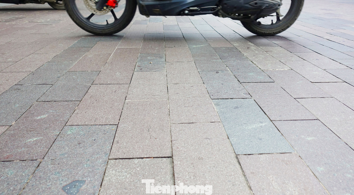 "Qua xem xét, một số giải pháp tạo nhám hiện nay như: sơn tạo nhám, phun cát và thổi hơi nóng bề mặt đá (khò lửa). Kết quả thực nghiệm cho thấy phương án thổi hơi nóng bề mặt có ưu điểm hơn"- Sở GTVT TPHCM nêu trong văn bản.