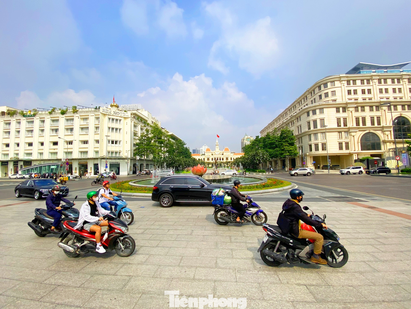 Sở GTVT TPHCM cũng cho biết, trong tháng 10 năm 2023, sở đã phối hợp Công ty Cổ phần Giao thông Sài Gòn (nhà thầu đang cung cấp dịch vụ sự nghiệp công quản lý, bảo trì kết cấu hạ tầng giao thông đường bộ cho Trung tâm Quản lý hạ tầng giao thông đường bộ) cùng nghiên cứu một số giải pháp, phương án tạo nhám cho đường có bề mặt lát đá (tương tự như các tuyến đường Lê Thánh Tôn, Nguyễn Huệ, quận 1).