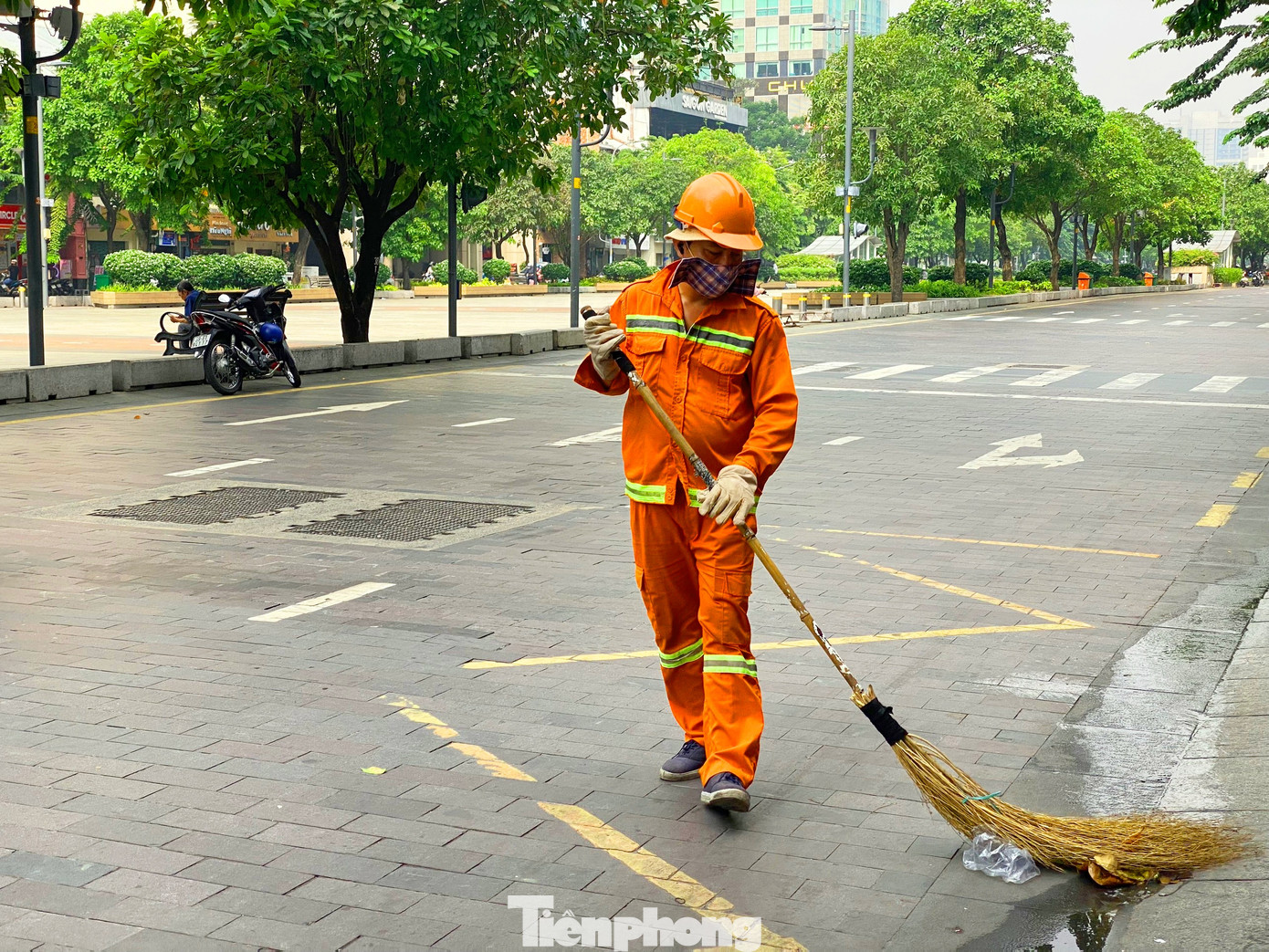 Công nhân quét dọn vệ sinh trên đường Nguyễn Huệ (quận 1) vào sáng 14/10.