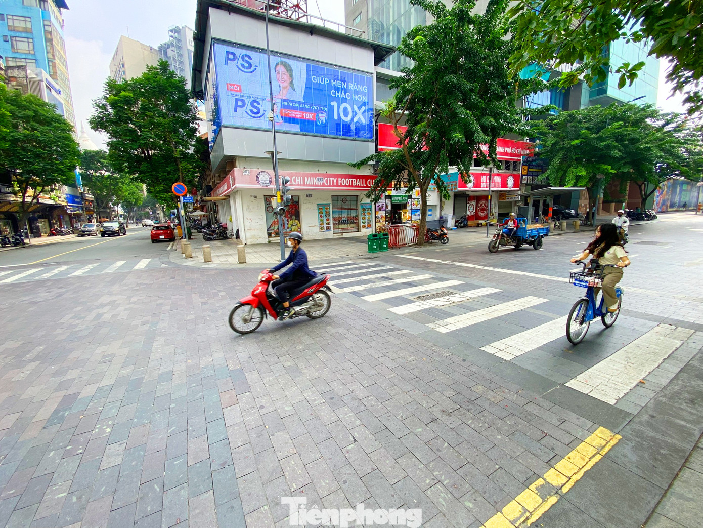 Do đó, Sở GTVT đề nghị Sở Xây dựng chỉ đạo Trung tâm Quản lý hạ tầng kỹ thuật phối hợp với Công ty Cổ phần Giao thông Sài Gòn, các đơn vị liên quan triển khai thí điểm phương án tăng cường độ bám mặt đường bằng giải pháp tạo nhám nêu trên. Đồng thời, báo cáo UBND TP và Ban An toàn giao thông TP kết quả.