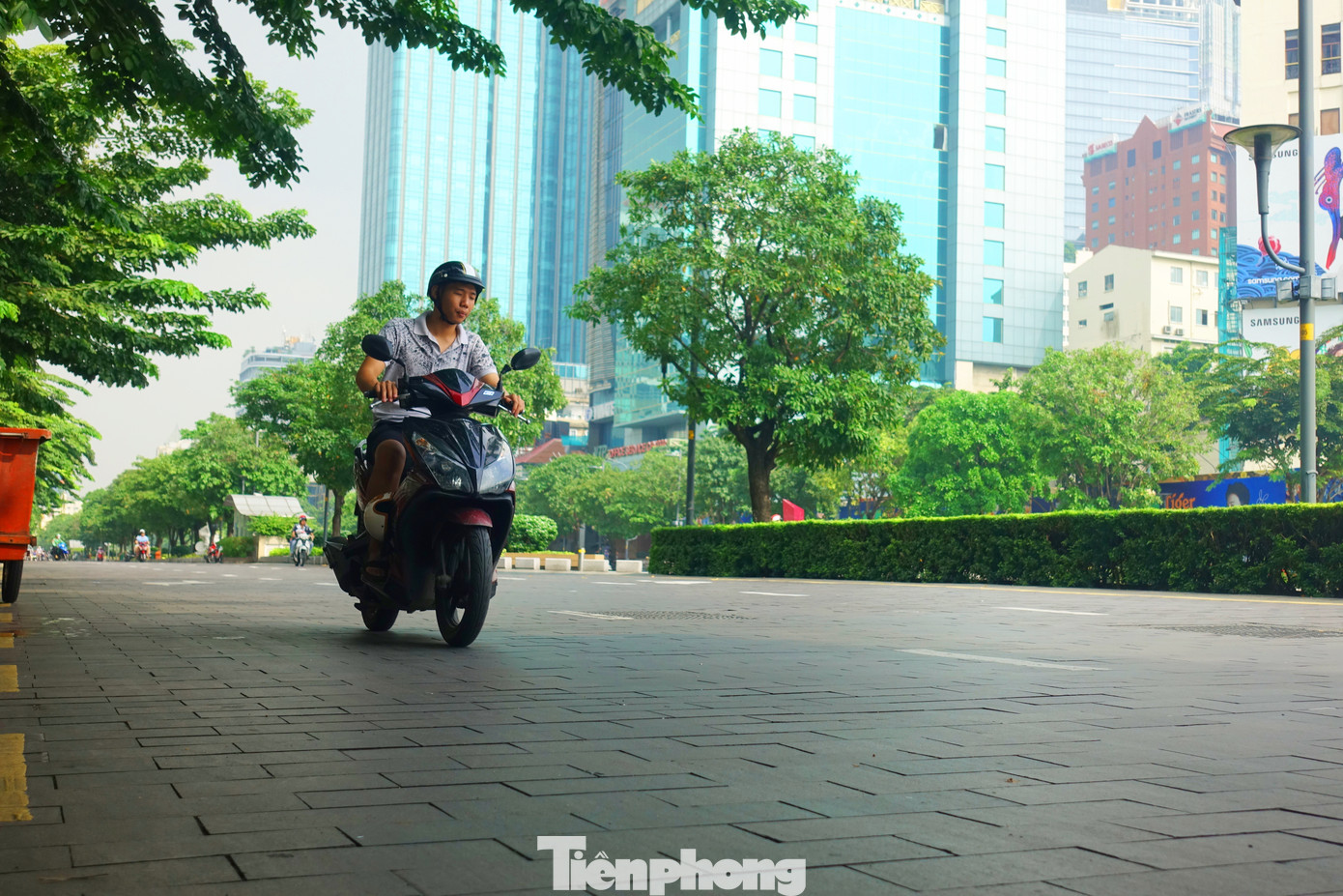 Khi mặt đường ướt nước hoặc vào thời điểm có mưa thường xảy ra hiện tượng trơn trượt, gây mất an toàn giao thông cho người và phương tiện.