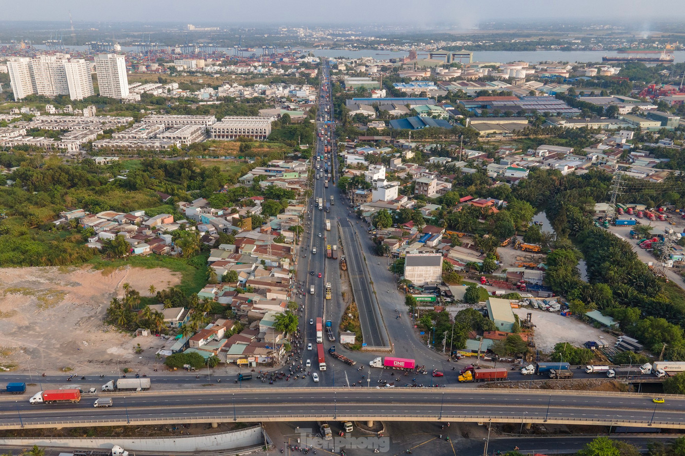 Đường vào khu vực Cảng Cát Lái. Ảnh: Phạm Nguyễn