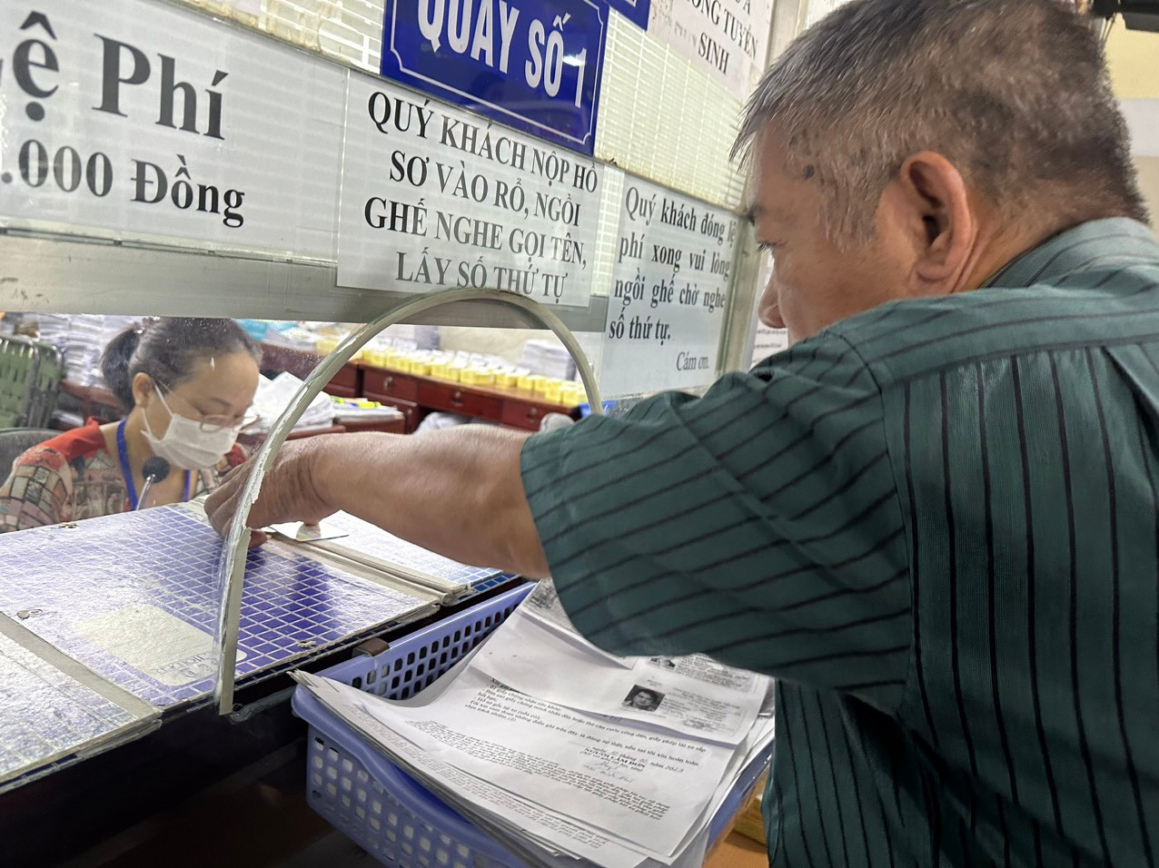 Người dân nộp hồ sơ làm thủ tục đổi GPLX. Ảnh: L.Q. Người dân nộp hồ sơ làm thủ tục đổi GPLX. Ảnh: L.Q.