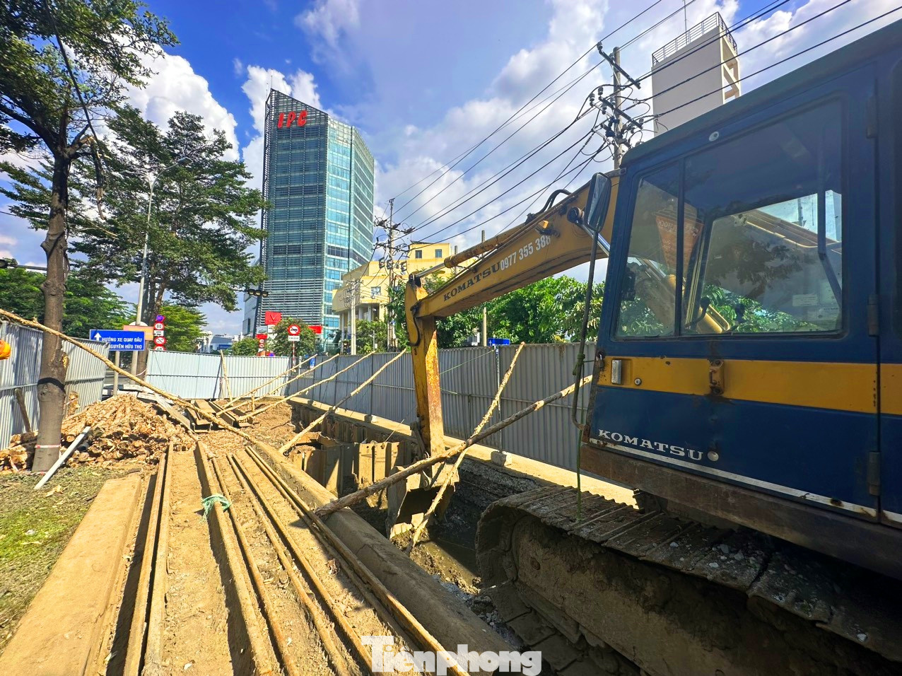 Tuy nhiên, thời gian qua, do vướng mắc trong công tác di dời hạ tầng kỹ thuật (hệ thống điện, cấp, thoát nước…) trong khu vực khiến dự án bị chậm tiến độ so với kế hoạch.