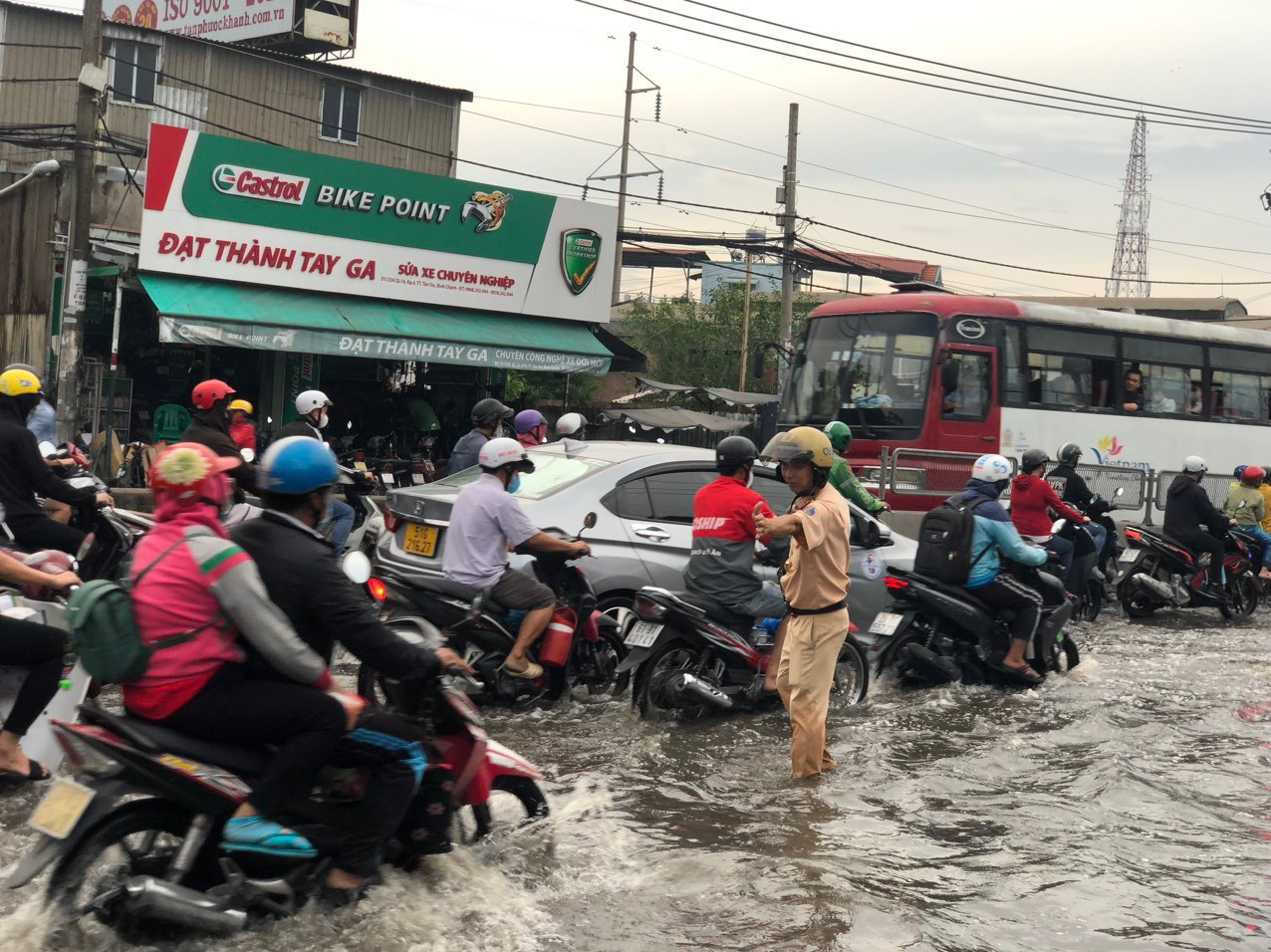 Cán bộ CSGT TPHCM lội nước điều tiết giao thông trên quốc lộ 1 (đoạn qua huyện Bình Chánh). Ảnh: PC08 Công an TPHCM Cán bộ CSGT TPHCM lội nước điều tiết giao thông trên quốc lộ 1 (đoạn qua huyện Bình Chánh). Ảnh: PC08 Công an TPHCM