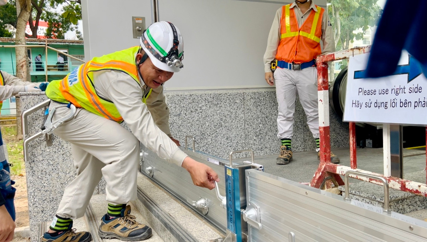 Cửa ngăn nước được lắp đặt thử nghiệm tại lối vào ga ngầm. Ảnh: MAUR