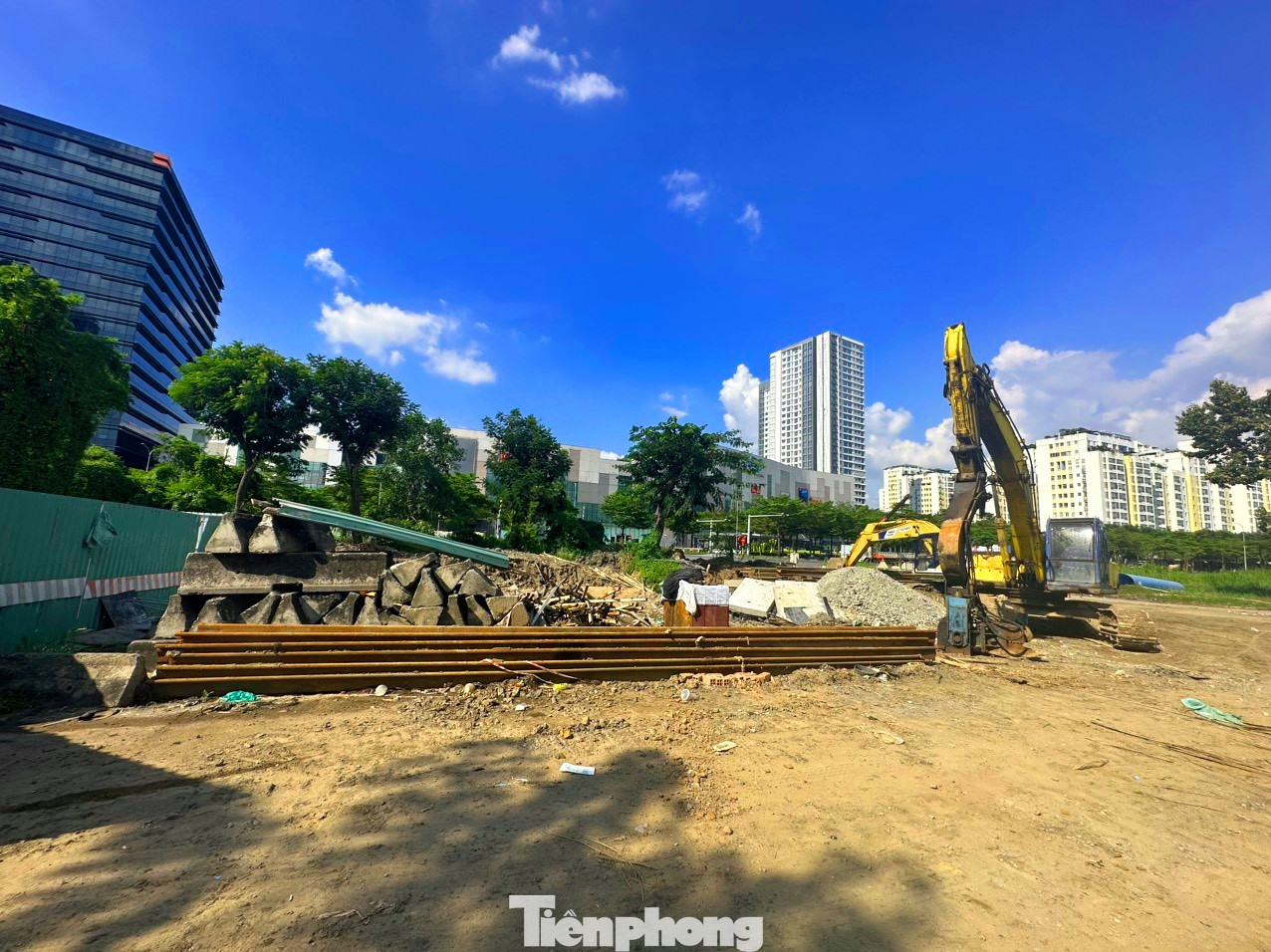 Khó khăn lớn nhất khi thực hiện dự án là có nhiều hệ thống hạ tầng kỹ thuật như: Cáp điện ngầm cao thế 220kV, hệ thống các tuyến cáp viễn thông, các tuyến ống cấp nước D1200, D600, D300, D150… của nhiều đơn vị chủ quản.