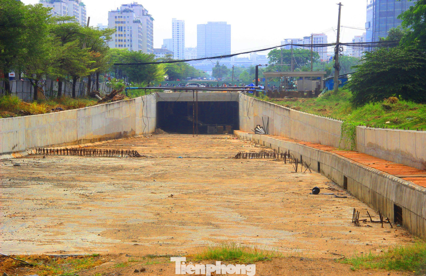 Dự án xây dựng hầm chui nút giao thông Nguyễn Văn Linh - Nguyễn Hữu Thọ (quận 7) do Ban quản lý dự án đầu tư xây dựng các công trình giao thông TPHCM (gọi tắt là Ban Giao thông) làm chủ đầu tư, khởi công từ tháng 4/2020 với tổng mức đầu tư khoảng 830 tỷ đồng, dự kiến hoàn thành vào quý 4/2023.