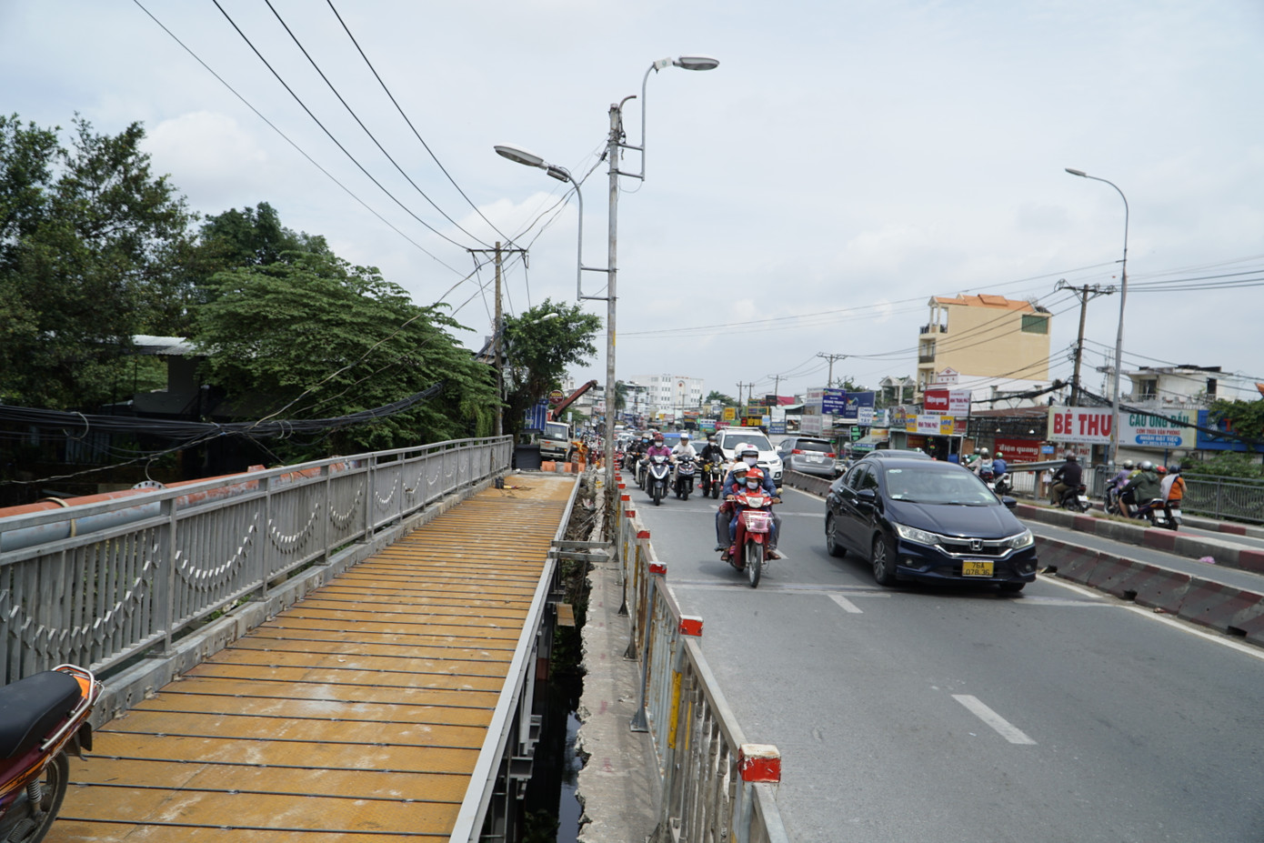 Theo đó, cầu tạm bằng sắt sẽ được xây dựng cạnh cầu Ông Dầu. Sau khi hoàn thành, cầu tạm sẽ cho phép xe máy lưu thông.