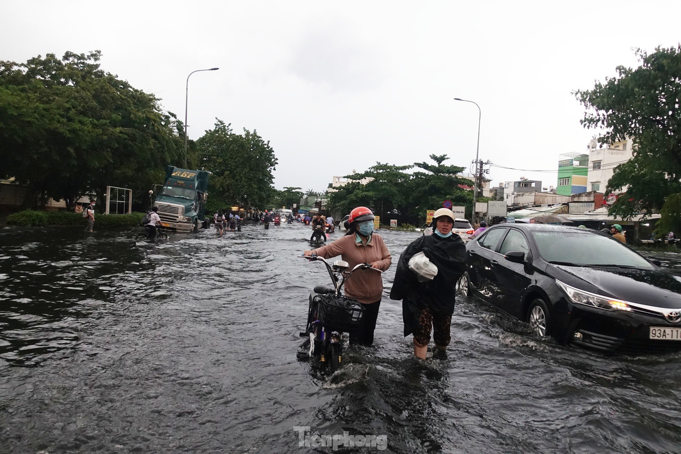 Mưa lớn kết hợp triều cường gây ngập úng nhiều khu vực ở TPHCM và Nam bộ. (Ảnh minh họa: Hữu Huy)