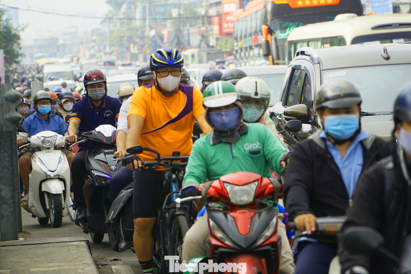 Vào giờ cao điểm, dòng người và phương tiện phải nhích từng chút khi qua khu vực cầu Ông Dầu.