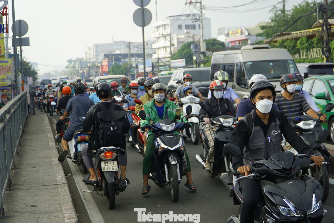 Trong đó, dự án rộng quốc lộ 13 (từ ngã tư Bình Phước đến cầu Bình Triệu) dài gần 5 km sẽ được mở rộng từ 4 làn xe lên 8 làn xe. Dự án có tổng vốn đầu tư gần 10.000 tỷ đồng (ngân sách TP thực hiện với tỉ lệ 50%, vốn đầu tư và doanh nghiệp 50%) sẽ thực hiện trong giai đoạn 2023-2030.