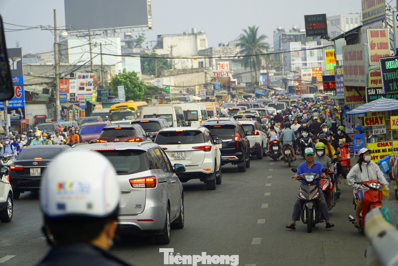 Những năm qua, quốc lộ 13 (đoạn qua TPHCM) đang trong tình trạng quá tải, thường xuyên ùn ứ. Ngày 19/9 vừa qua, tại kỳ họp thứ 11, HĐND TPHCM khoá X đã thông qua danh mục dự án đầu tư xây dựng nâng cấp, mở rộng, hiện đại hóa công trình đường bộ hiện hữu áp dụng loại hợp đồng BOT (xây dựng - kinh doanh - chuyển giao).
