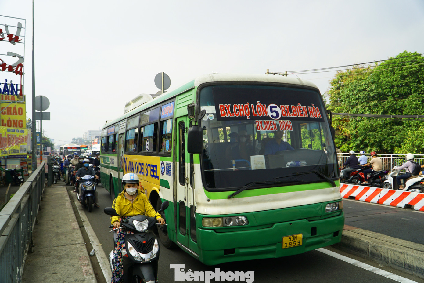 Nằm trên tuyến quốc lộ 13, cầu Ông Dầu (TP Thủ Đức) khá chật hẹp và trở thành &quot;nút thắt cổ chai&quot; khiến giao thông qua khu vực này thường xuyên ùn tắc vào giờ cao điểm. (Ảnh tư liệu lúc cầu tạm chưa được xây dựng).