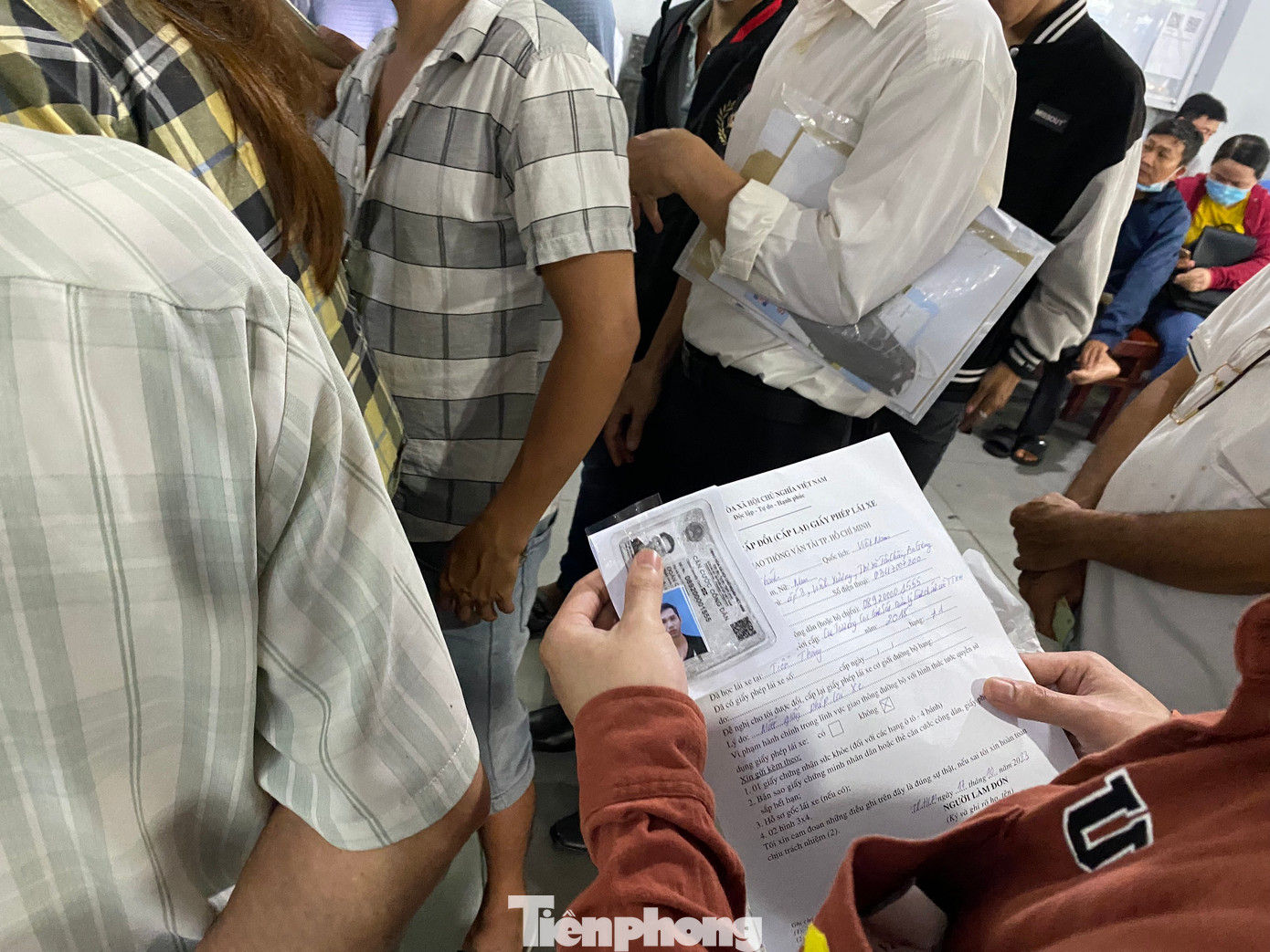 Trước tình trạng này, Sở GTVT TPHCM đã ra thông báo yêu cầu người dân có nhu cầu đổi GPLX mô tô từ vật liệu giấy sang thẻ PET cần liên hệ qua tổng đài để đặt lịch. Ngoài ra, với GPLX ô tô sắp hết hạn, Sở GTVT khuyến khích thực hiện thủ tục đổi GPLX trực tuyến qua Cổng Dịch vụ công quốc gia.