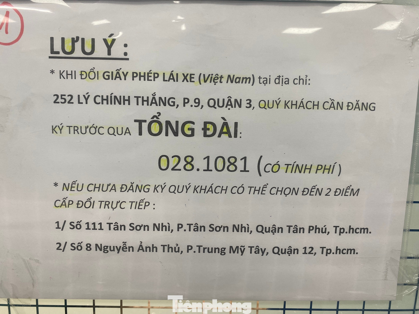 Bảng thông báo được dán ở cửa ra vào.