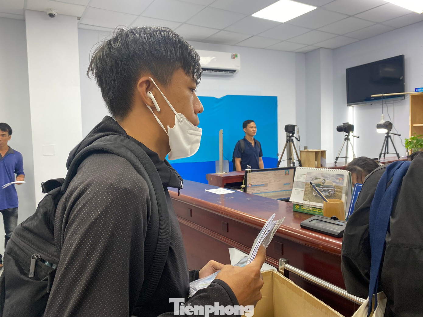 Người dân đợi đến lượt nộp hồ sơ làm thủ tục cấp đổi GPLX.