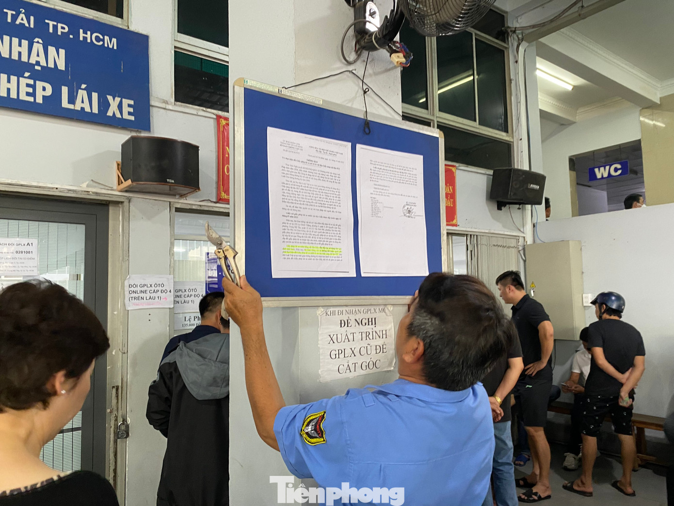 Điểm cấp đổi GPLX dán thông báo mới nhất của Sở GTVT TPHCM. Trong đó nhấn mạnh nội dung: &quot;GPLX môtô bằng vật liệu giấy vẫn tiếp tục sử dụng theo quy định hiện hành. Hiện nay, Bộ GTVT không bắt buộc người dân phải thực hiện đổi GPLX môtô từ vật liệu giấy sang vật liệu PET&quot;.