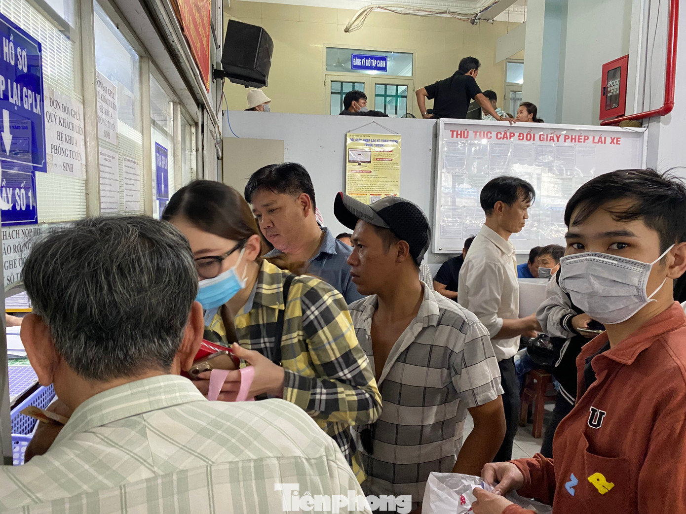 Phòng Quản lý Sát hạch và cấp Giấy phép lái xe - Sở GTVT TPHCM cho biết, khoảng 1 tuần qua, mỗi ngày các điểm cấp, đổi GPLX của đơn vị đã tiếp nhận khoảng 1.200 - 1.400 hồ sơ, tăng 10% so với những ngày trước đó.