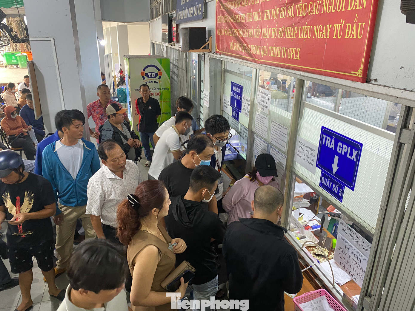 Khu vực tiếp nhận hồ sơ và trả GPLX luôn tấp nập.