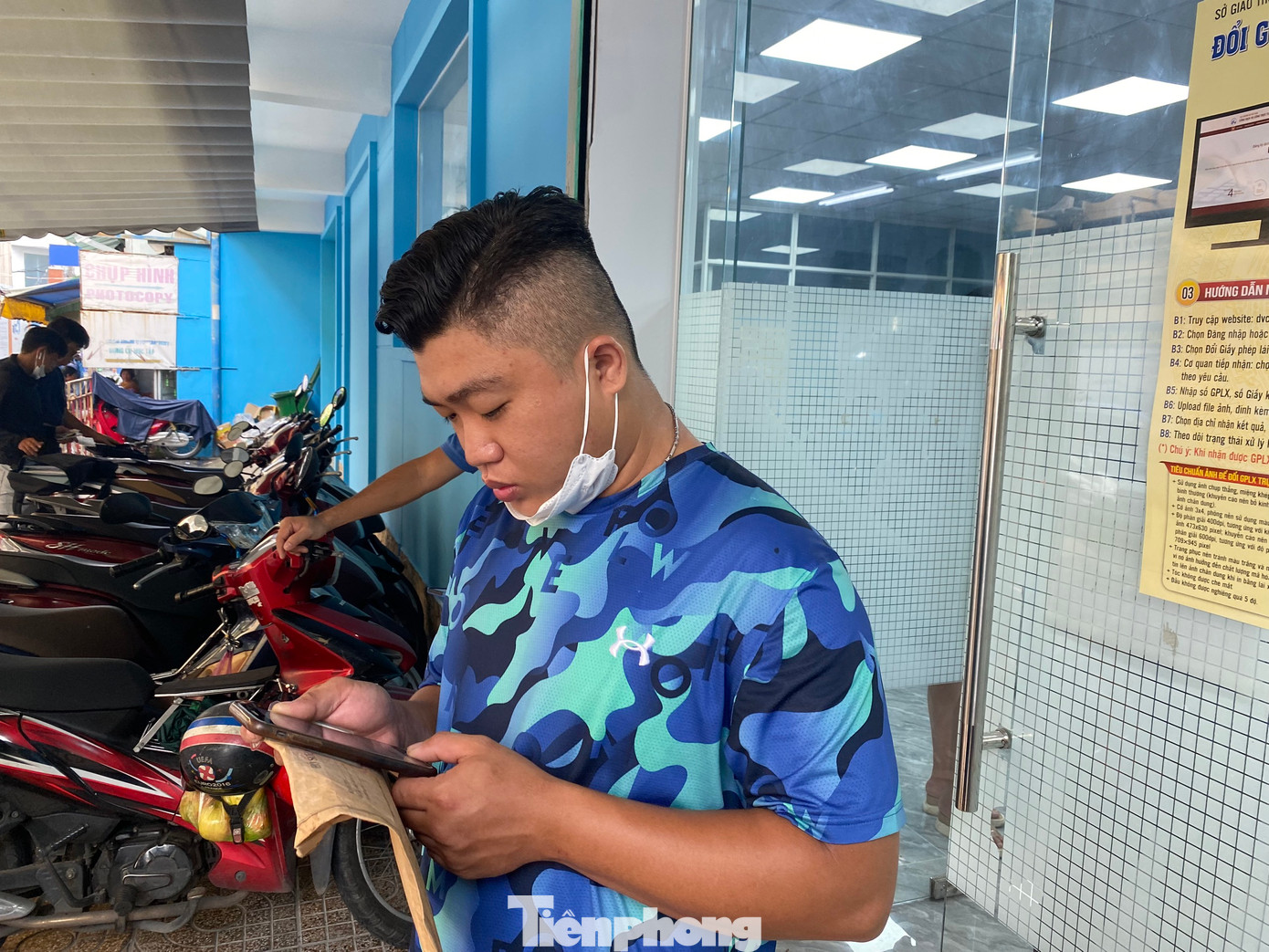 Cầm theo hồ sơ thi GPLX hạng A1 đã sờn cũ, anh Vinh (ngụ quận Phú Nhuận) đến địa chỉ 252 Lý Chính Thắng (quận 3) để làm thủ tục đổi GPLX mới. &quot;GPLX của tôi dùng đã hơn 10 năm, do bảo quản không tốt nên hiện tại đã rất cũ, không nhìn rõ thông tin. Sẵn có thông tin cần đổi GPLX mới nên tôi đến làm thủ tục. Nhưng, khi tới nơi, tôi mới biết chỗ này chỉ tiếp nhận hồ sơ với những trường hợp đã đăng ký qua tổng đài. Muốn nộp hồ sơ trực tiếp thì phải qua điểm ở quận Tân Phú, cách đây hơn 7km&quot;- anh Vinh cho hay.