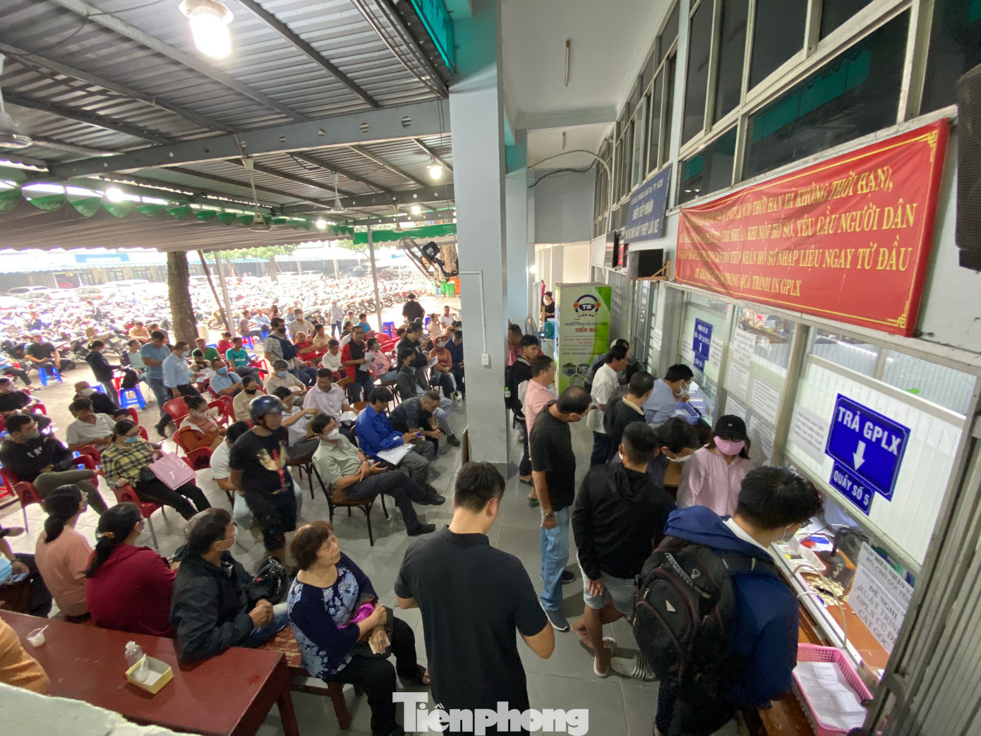 Theo một nhân viên tại điểm đổi GPLX ở địa chỉ 111 Tân Sơn Nhì (quận Tân Phú), sau khi áp dụng đăng ký qua tổng đài để xếp lịch hẹn làm thủ tục đổi GPLX hạng A1, tình trạng đông đúc tại đây đã được cải thiện so với những ngày trước đó.