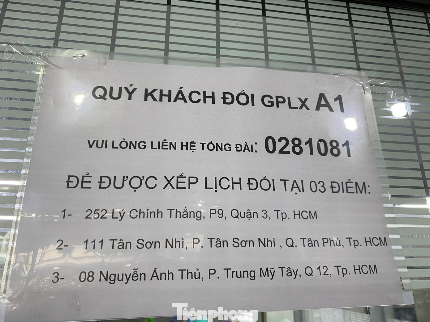 Trước tình hình người có nhu cầu đổi GPLX hạng A1 tăng cao, điểm cấp đổi GPLX này phải dán thông báo yêu cầu người dân liên hệ tổng đài để xếp lịch và tránh tập trung đông người.