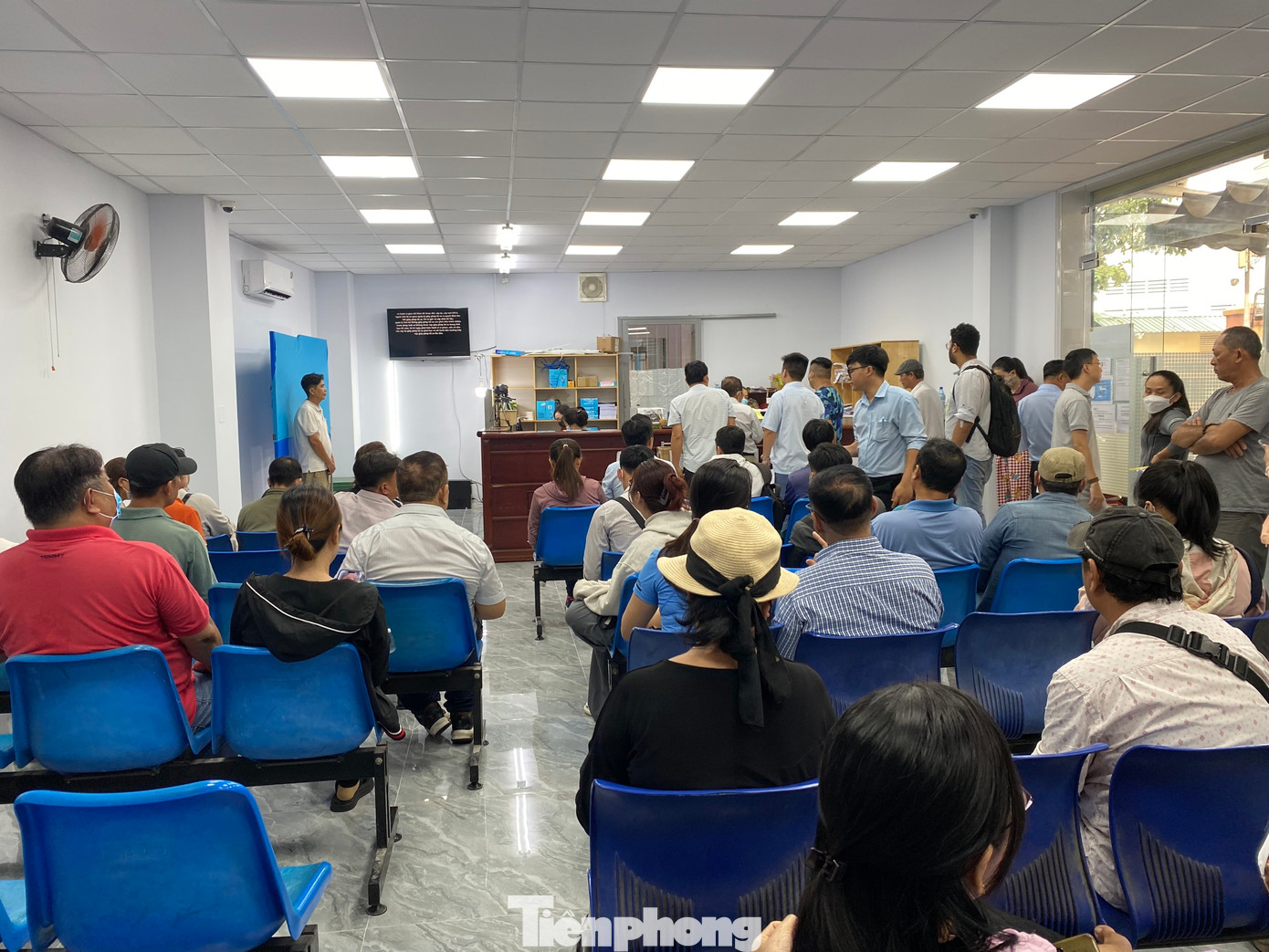 Sáng 13/10, điểm cấp, đổi GPLX của Sở Giao thông vận tải (GTVT) TPHCM tại địa chỉ 252 Lý Chính Thắng (phường 9, quận 3) có rất đông người dân đến làm thủ tục đổi GPLX.