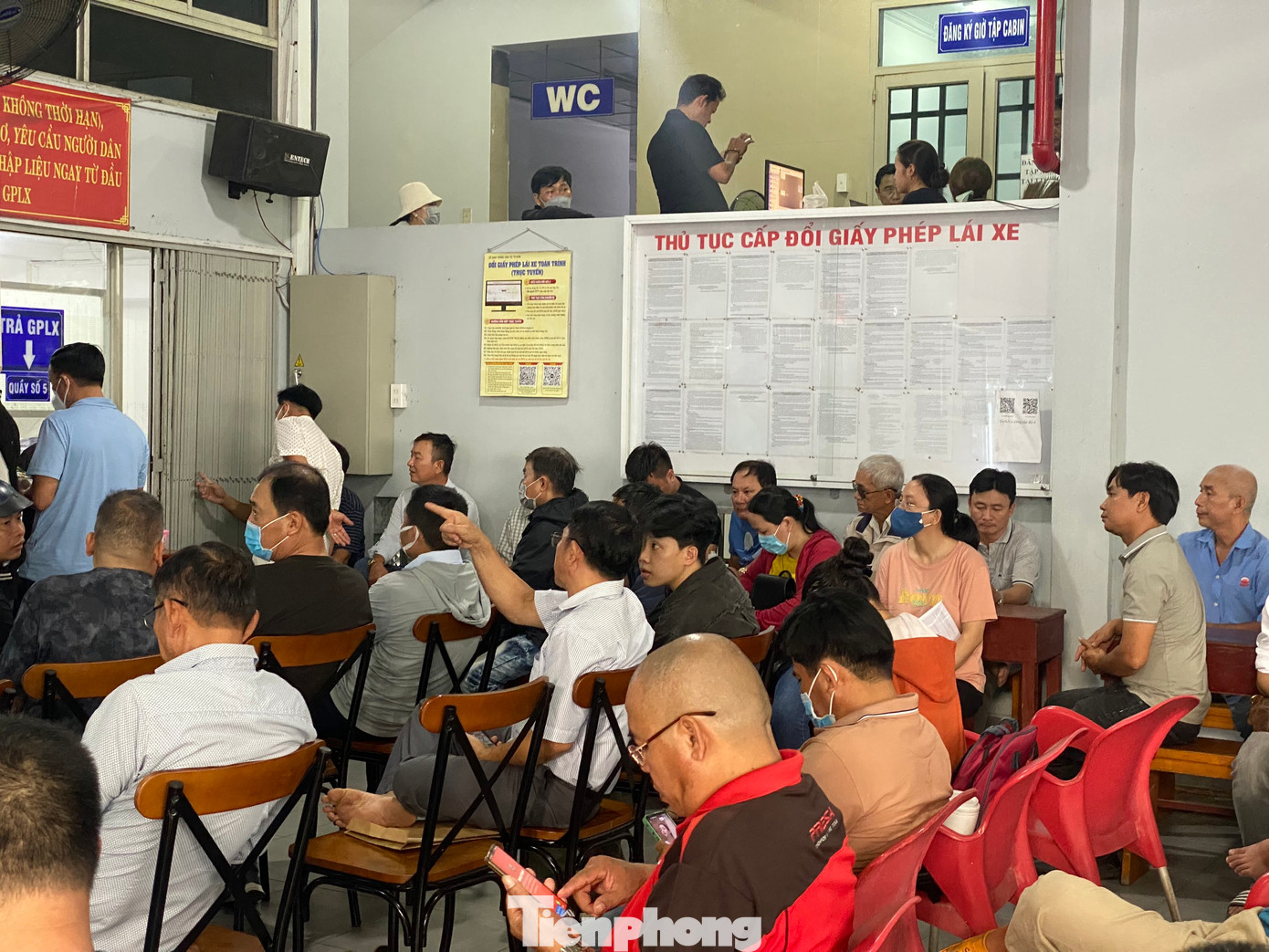 Theo ghi nhận của PV vào trưa 13/10, phần đông các tài xế đến để đổi GPLX các hạng B1, B2, C và D... Một số người dân có nhu cầu đổi GPLX hạng A1 khi đến nơi đã được yêu cầu liên hệ tổng đài để đặt lịch.