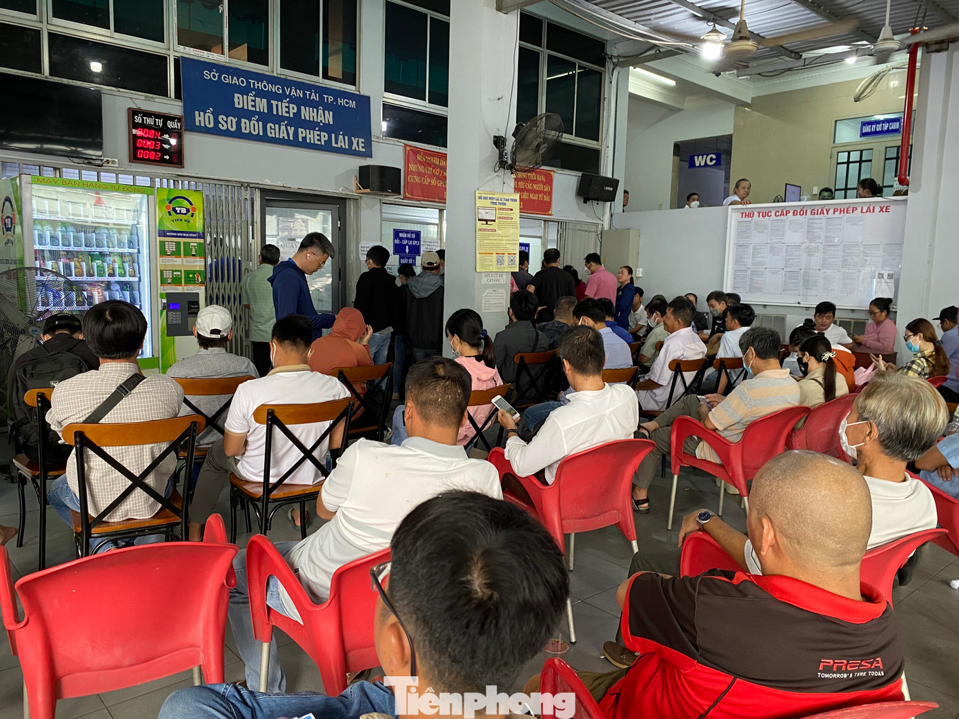 Tại điểm đổi GPLX tại địa chỉ 111 đường Tân Sơn Nhì (quận Tân Phú), từ sáng đến trưa 13/10 có rất đông người dân đến làm thủ tục.