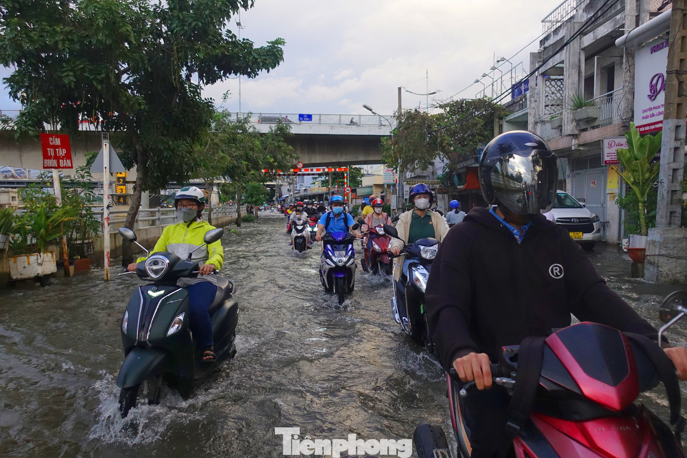 Theo ghi nhận, một số tuyến đường khu vực trũng, thấp, ven sông của TPHCM như Trần Xuân Soạn, Huỳnh Tấn Phát, Nguyễn Thị Thập (quận 7), Nguyễn Ngọc Cung (quận 8), quốc lộ 50 (huyện Bình Chánh) bị ngập, giao thông qua khu vực gặp nhiều khó khăn.