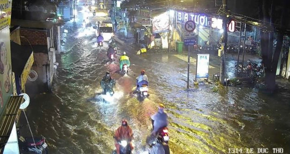 Ngập úng trên đường Lê Đức Thọ (quận Gò Vấp) trong cơn mưa chiều tối 12/10.