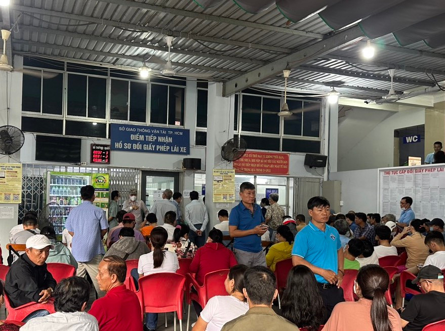 Điểm tiếp nhận hồ sơ đổi GPLX tại Trường Trung cấp giao thông Tiến Bộ (quận Tân Phú) tấp nập người đến làm thủ tục. Ảnh: L.Q. Điểm tiếp nhận hồ sơ đổi GPLX tại Trường Trung cấp giao thông Tiến Bộ (quận Tân Phú) tấp nập người đến làm thủ tục. Ảnh: L.Q.