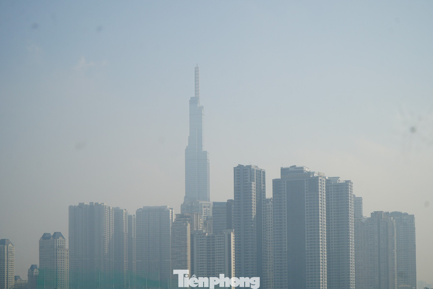 Nhiều tòa nhà cao tầng "chìm" sau màn sương mờ vào sáng 12/10. Ảnh: Nhàn Lê Nhiều tòa nhà cao tầng "chìm" sau màn sương mờ vào sáng 12/10. Ảnh: Nhàn Lê