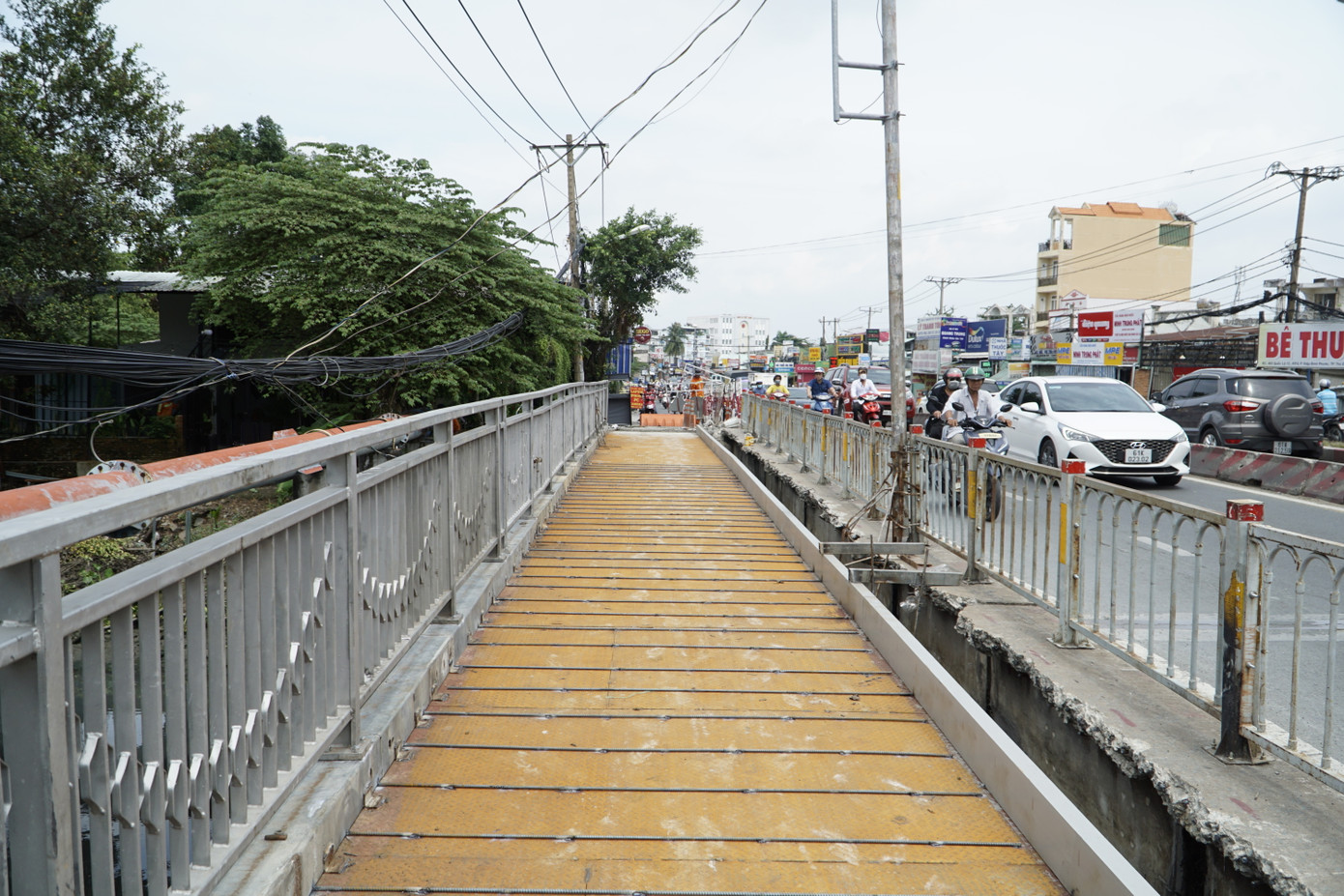 Sau khi hoàn thành, cầu tạm có tải trọng tối đa là 10 tấn, cho phép xe máy lưu thông, góp phần giảm ùn tắc cho khu vực.