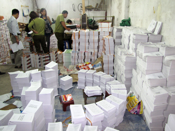 Cơ sở gia công sau in Huy Thi bị phát hiện, thu giữ hơn 10.000 cuốn sách lậu. Ảnh: Tuấn Nguyễn