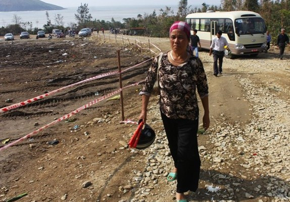 Bà Đinh Thị Sỹ quê ở Thanh Hóa vào Vũng Chùa - Đảo Yến từ 3h sáng ngày 13/10 nhưng chưa được vào viếng Đại tướng. Sáng sớm nay, bà Sỹ vào khu mộ để tưởng nhớ Đại tướng 