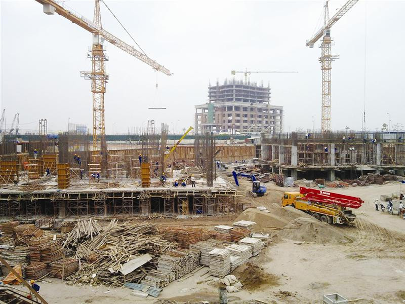 Hàng loạt dự án chung cư dọc đường Lê Văn Lương kéo dài. Ảnh: Minh Tuấn