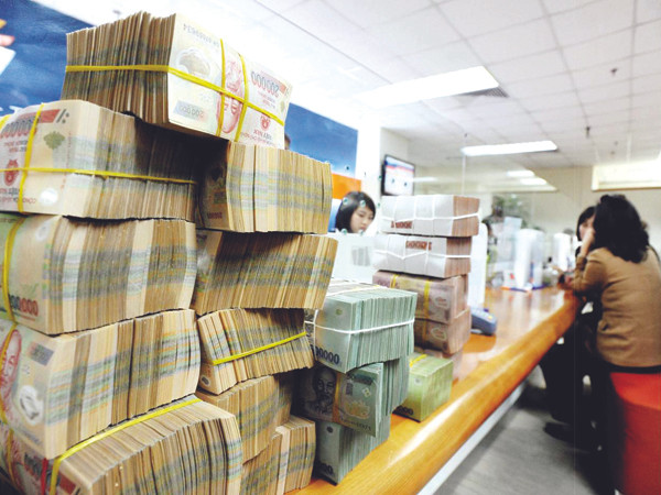 Tiền gửi dân cư sụt giảm, ngân hàng bắt đầu lo