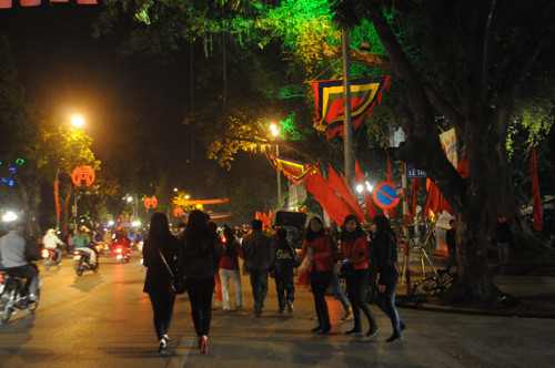 Người người đổ ra đường chào đón năm mới