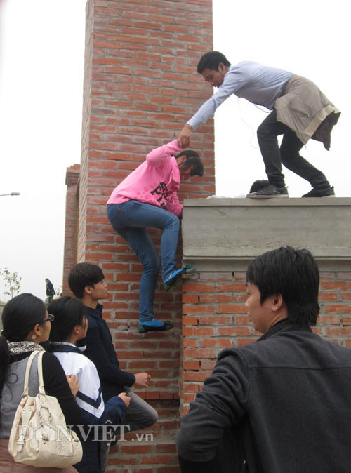 Những hình ảnh xấu này đã làm mất đi vẻ trang nghiêm nơi cửa phật