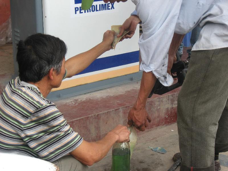 Nhiều người tranh thủ mang bình tới mua xăng. Nhiều người tranh thủ mang bình tới mua xăng