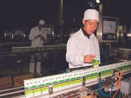 Sản xuất sữa tại nhà máy sữa Mộc Châu