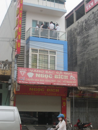 Các lực lượng chức năng vẫn thường xuyên kiểm tra lại hiện trường, thu thập thêm chứng cứ để xác minh lời khai ban đầu của Lê Văn Luyện. Ảnh: Tuổi Trẻ