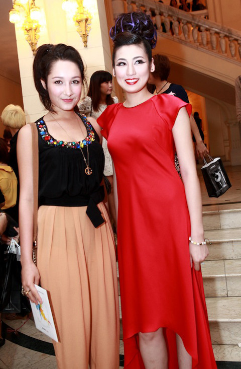 Cũng trên thảm đỏ, Á hậu gặp gỡ Anna Trương - con gái của nhạc sĩ Anh Quân