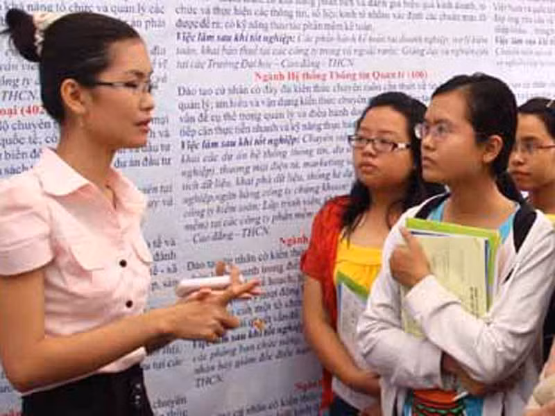 Nắm kỹ thông tin tuyển sinh của trường mình dự định thi để tránh các rắc rối về sau. Trong ảnh: thí sinh tìm hiểu thông tin trong ngày hội tư vấn tuyển sinh hướng nghiệp 2011 tại TP.HCM 