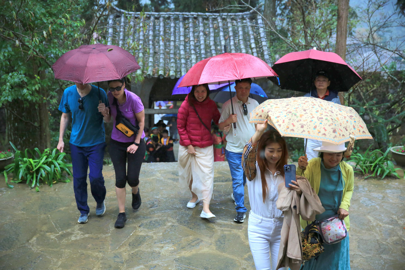 Du khách nườm nượp, dù trời mưa, hay nắng vẫn đến tham quan dinh thự họ Vương hết sức độc đáo này. Du khách nườm nượp, dù trời mưa, hay nắng vẫn đến tham quan dinh thự họ Vương hết sức độc đáo này.
